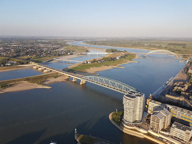 Ballonvaart boven Nijmegen met 4CB Ballonvaarten – uitzicht over de Waal en de stad