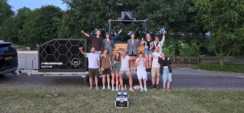 Tevreden klanten na hun ballonvaart met 4CB Ballonvaarten – lachende gezichten en onvergetelijke ervaring