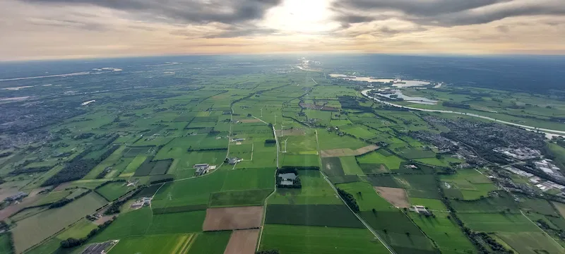 Ballonvaart boven Den Bosch met 4CB Ballonvaarten – uitzicht over de Sint-Janskathedraal en de Bossche Broek