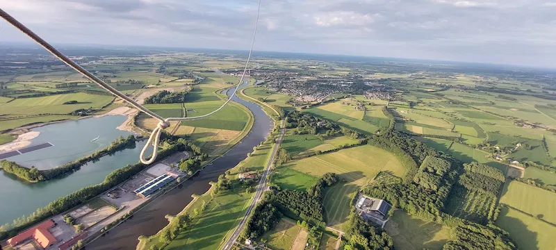 Ballonvaart boven de rivier in Overijssel met 4CB Ballonvaarten – uitzicht over water, weilanden en dorpen