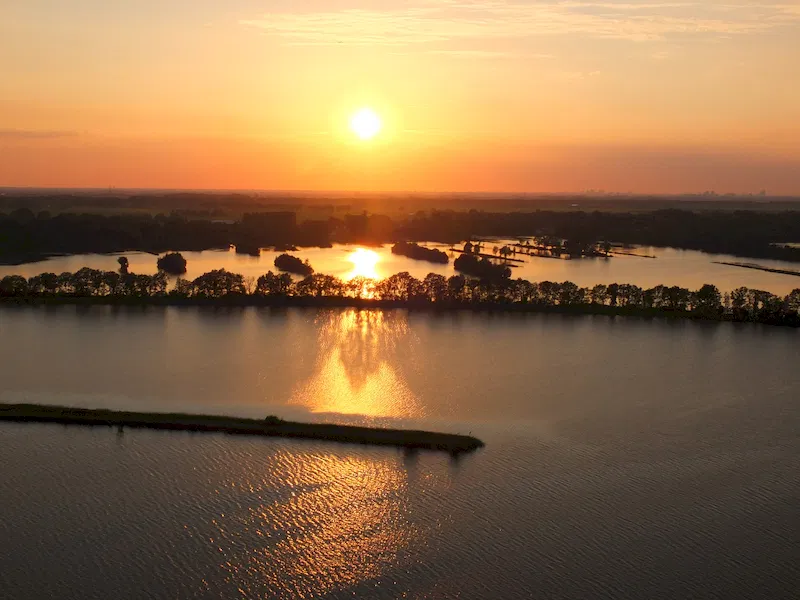 Ballonvaart in de avond met 4CB Ballonvaarten – rustige lucht en prachtige kleuren bij zonsondergang