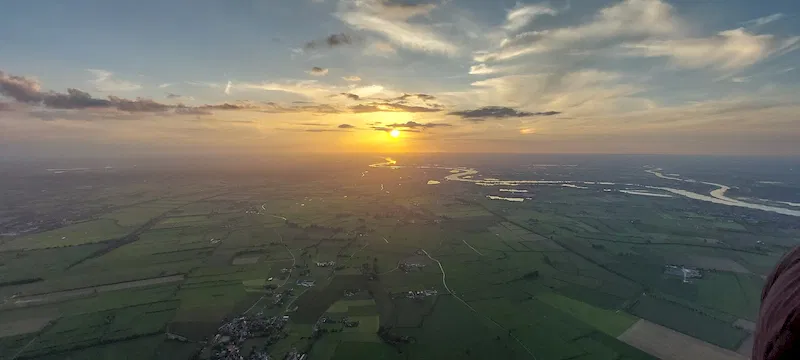 Langer genieten van de zonsondergang tijdens een ballonvaart met 4CB Ballonvaarten – warme kleuren en stille lucht